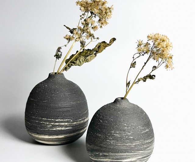 黒と白のマーブル模様の小さな陶製花瓶 - ショップ month-ceramic 花瓶・植木鉢 - Pinkoi