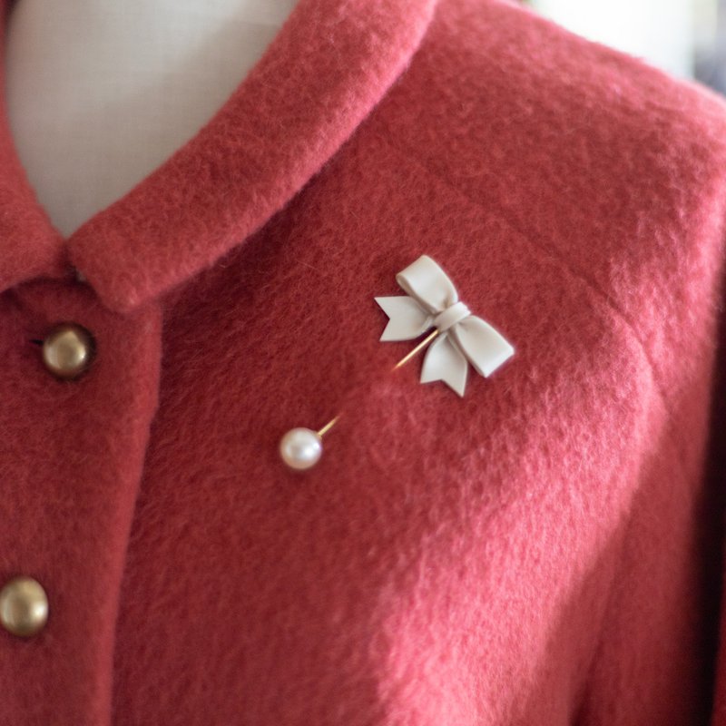 絲帶披肩別針 / 帽針 胸針 / 珍珠白 - 胸針 - 黏土 白色