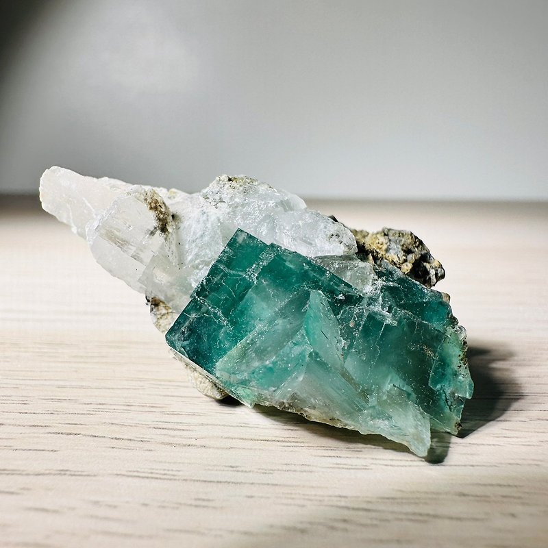 Xianghualing石93 号含有ヒノキベース原石鉱石水晶鉱石標準水晶鉱石水晶クラスター宝石コレクション - 置物 - 石 グリーン