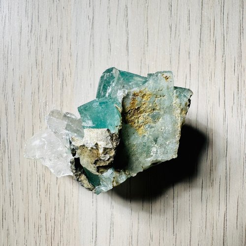 Xianghualing石93 号含有ヒノキベース原石鉱石水晶鉱石標準水晶