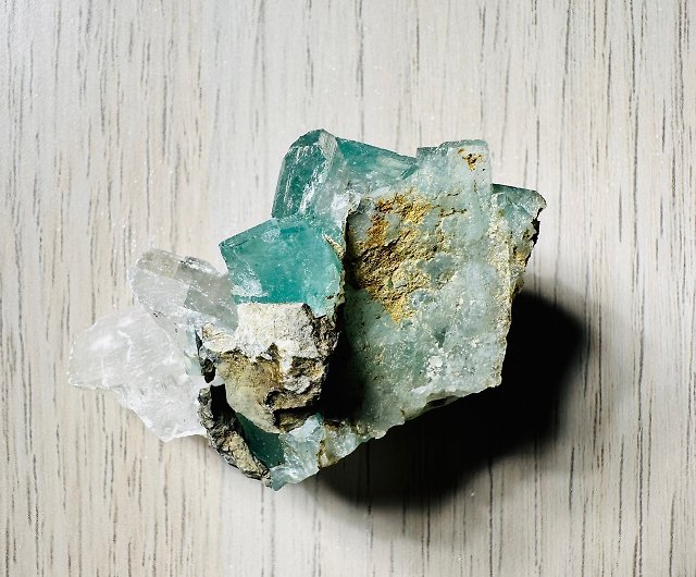 Xianghualing石93 号含有ヒノキベース原石鉱石水晶鉱石標準水晶鉱石水晶クラスター宝石コレクション - ショップ rainxpluie 置物  - Pinkoi