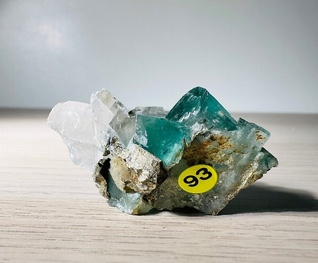 Xianghualing石93 号含有ヒノキベース原石鉱石水晶鉱石標準水晶鉱石 ...