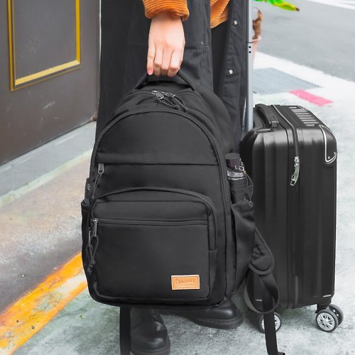 OMC 輕旅行大容量收納款筆電後背包(黑色)