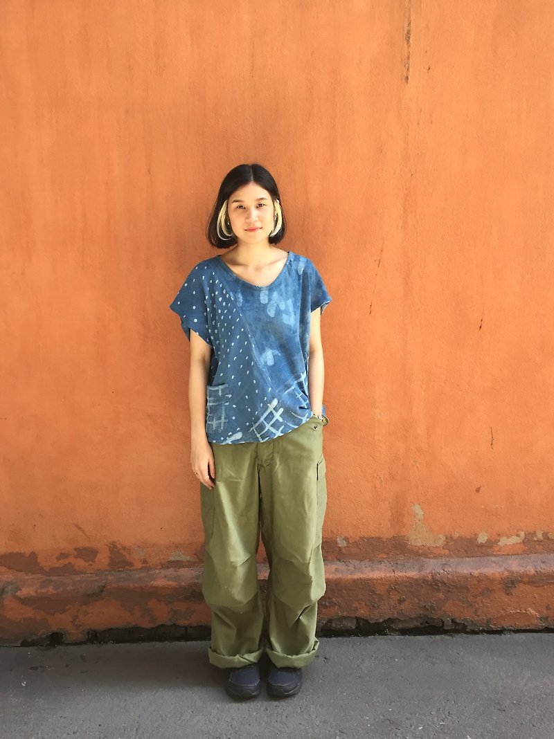 Indigo batik short sleeved shirt - เสื้อผู้หญิง - ผ้าฝ้าย/ผ้าลินิน 