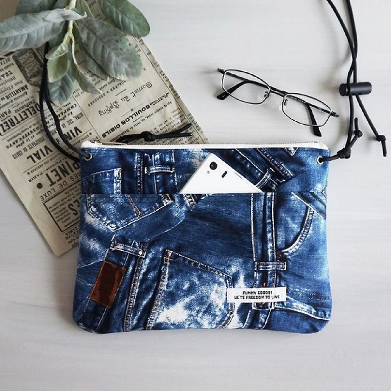 Fake denim collage Sakosh Sholder bag - กระเป๋าแมสเซนเจอร์ - ผ้าฝ้าย/ผ้าลินิน สีน้ำเงิน