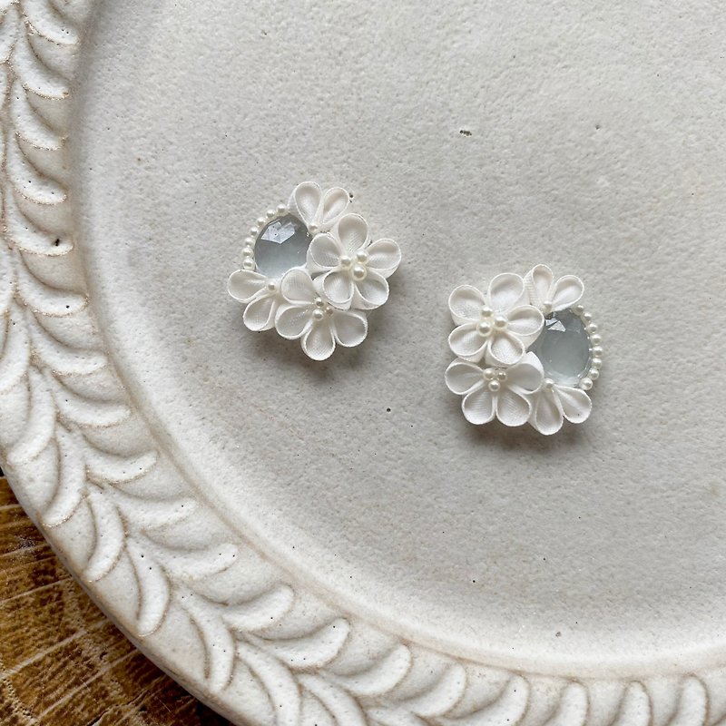 aquamarine flower earring - Earrings & Clip-ons - Semi-Precious Stones White