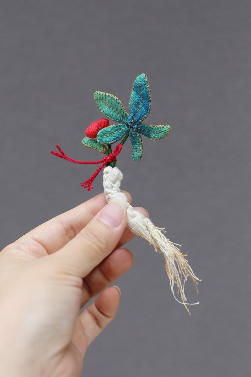 壹染指原創 全手縫 | 一顆山參 胸針 植物印染 老棉布 | 客制 - 胸針 - 棉．麻 