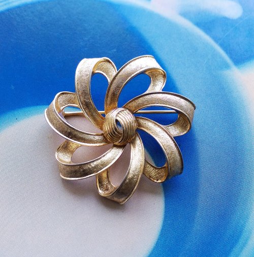 老時光角落 Vintage Jewelry 西洋古董飾品 TRIFARI 金色調 旋轉禮花 別針