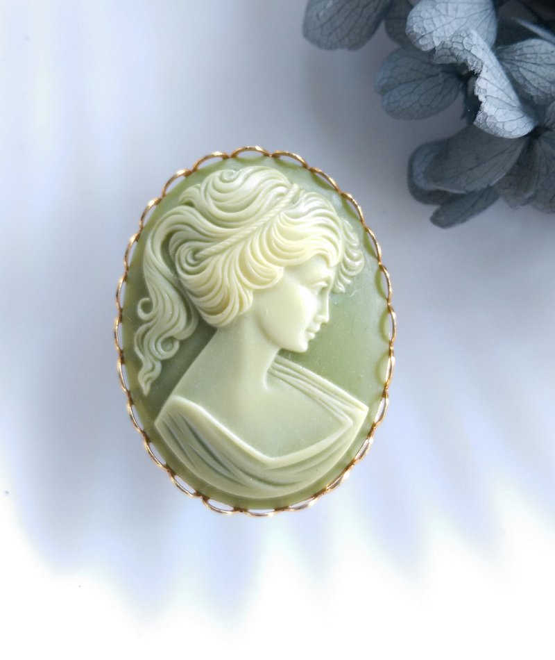 【西洋古董飾品】CAMEO 綠底 仕女古典 別針 胸針 - 徽章/別針 - 其他金屬 金色