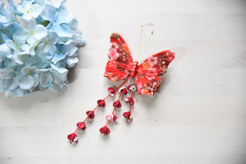 Hand-made Japanese-style butterfly hairpin red cloth for kimono dress tassel Edition - Bibs - Cotton & Hemp Red