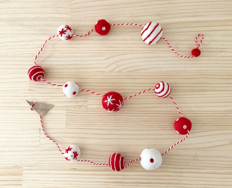 Felt ball Christmas garland with boots - อื่นๆ - ขนแกะ 