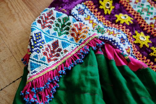 ヴィンテージのクチ族の民族衣装ビーズの刺繍が施された