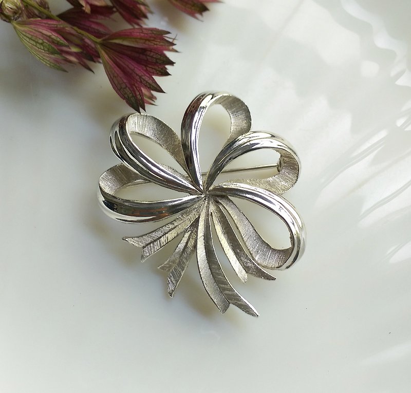 Western antique ornaments. TRIFARI bow brushed silver pin - Badges & Pins - Other Metals Silver