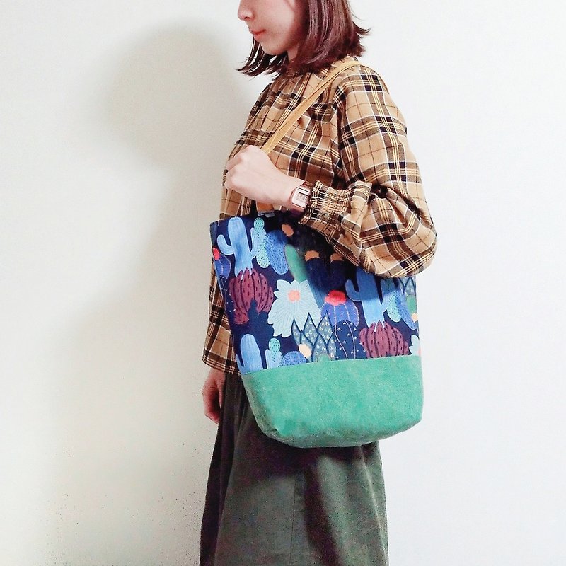 Xiaoniu Village Shoulder Backpack/Canvas Bag/Shopping Bag Plant Illustration [Fantasy Cactus] - กระเป๋าแมสเซนเจอร์ - ผ้าฝ้าย/ผ้าลินิน สีน้ำเงิน