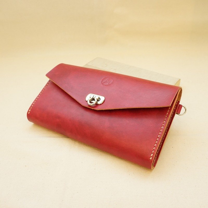 Hand Dyed Leather Crossbody Envelope Pouch-Carmine - กระเป๋าแมสเซนเจอร์ - หนังแท้ สีแดง