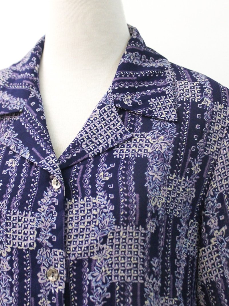 Vintage Japanese Floral Purple Short Sleeve V Neck Vintage Shirt Japanese Vintage Blouse - เสื้อเชิ้ตผู้หญิง - เส้นใยสังเคราะห์ สีม่วง