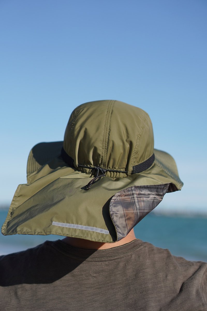 防水素材 帽子 グリーン - 背面につばが付いた4パネルナイロンのつば広の帽子