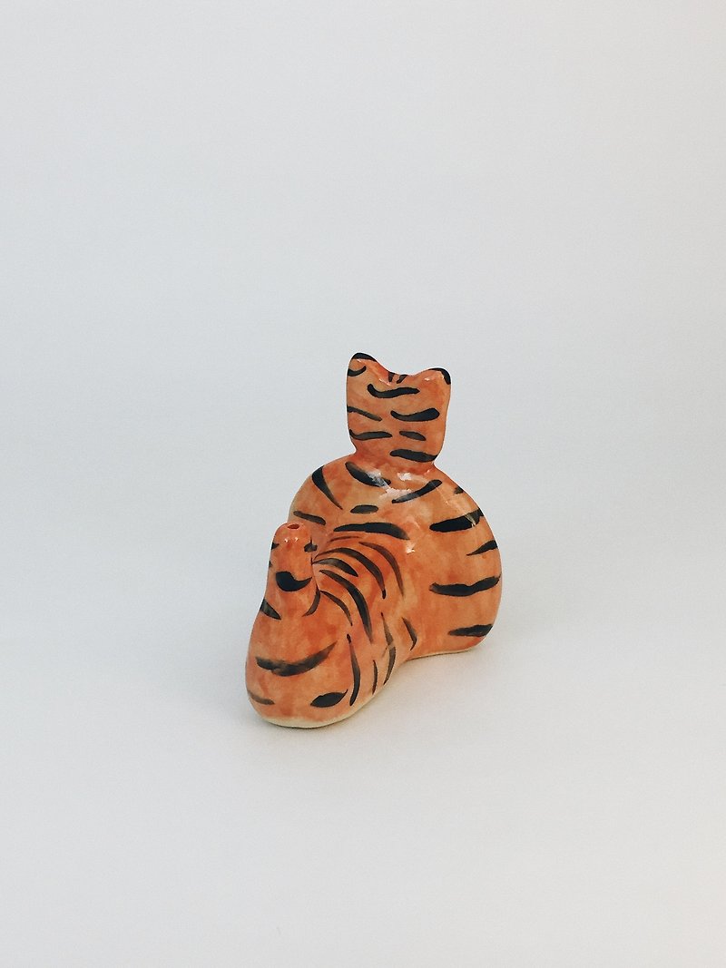 Flat face tiger - น้ำหอม - ดินเผา สีส้ม
