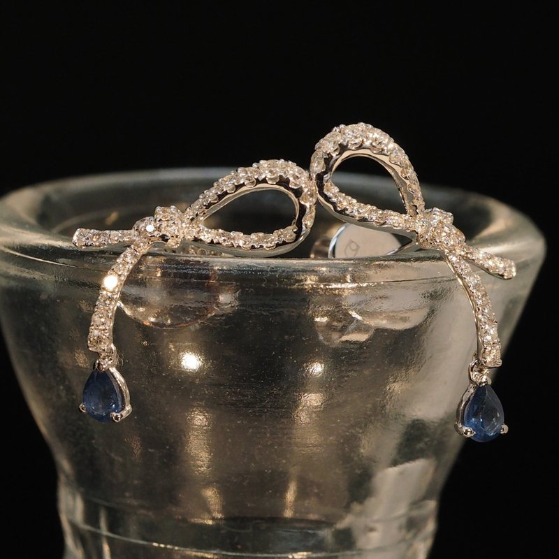 18K金藍寶石梨絲帶耳環18K Gold Blue Sapphire Pear Ribbon Earr - 耳環/耳夾/耳骨夾 - 貴金屬 