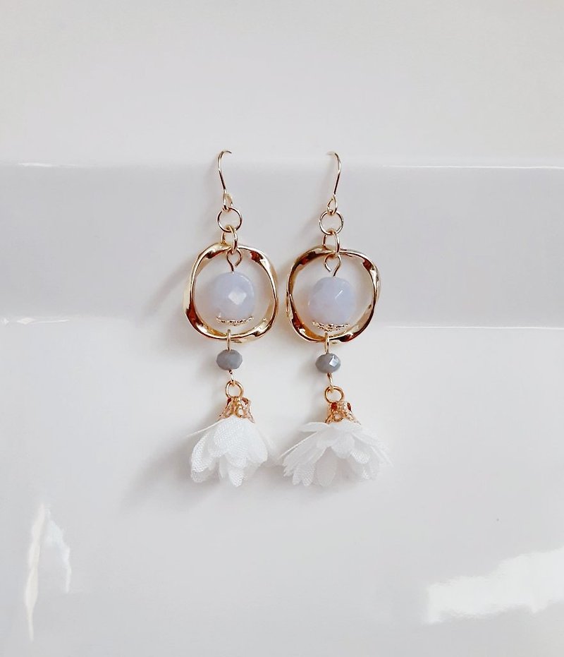 Stylish earrings with twisted hoops and flower tassels. White color. Cute and lightweight. Birthday present. Can be changed to hypoallergenic earrings or Clip-On. - ต่างหู - แก้ว ขาว