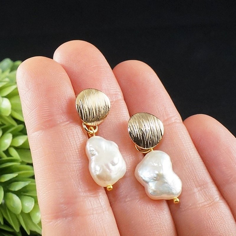 White Biwa Baroque Butterfly Pearl Golden Round Circle Earrings Woman Jewelry