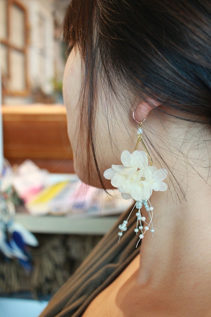 不雕花耳環  新娘浪漫款  單支 - 耳環/耳夾 - 植物．花 白色