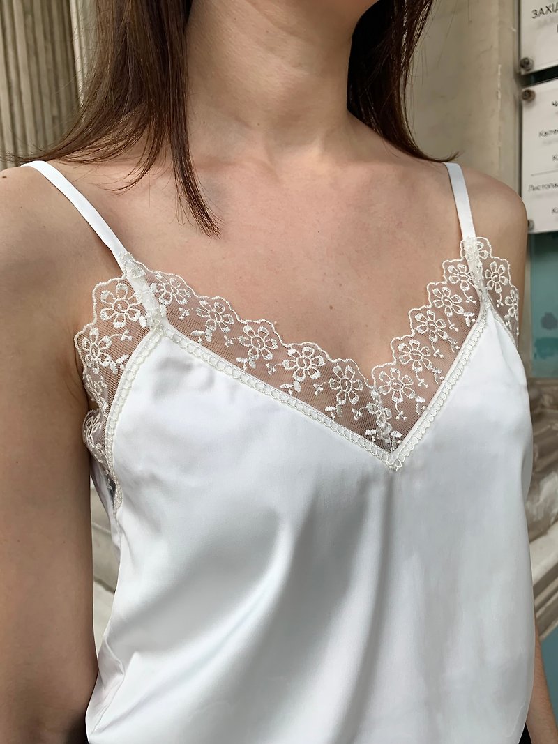 White Silk Top with Lace and thin Straps. Silk Satin Blouse. Tops Sleeveless - 女上衣/長袖上衣 - 其他材質 白色
