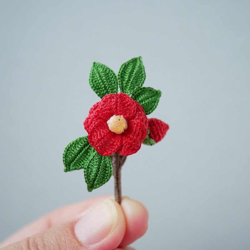 Camellia brooch [red camellia] (lace knitting/crochet/handmade/embroidery thread/flower motif/ flower lover/Japanese style/red/seasonal) - Brooches - Thread Red