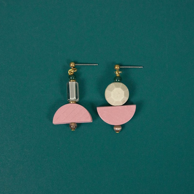 Asymmetric Geometric Pink and Gray Wood Earrings - ต่างหู - กระจกลาย สึชมพู