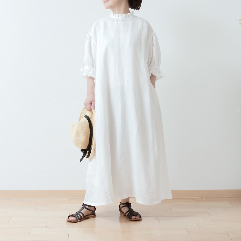 The tucked frill collar is elegant and perfect for ceremonies. Back covered button gathered sleeve A-line Linen dress with 5/8 sleeves/off-white - ชุดเดรส - ผ้าฝ้าย/ผ้าลินิน ขาว