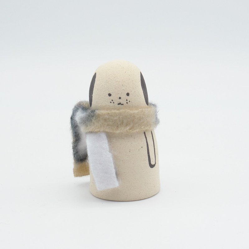 手作り陶人形　マフラーをしたワンちゃん - 擺飾/家飾品 - 陶 卡其色
