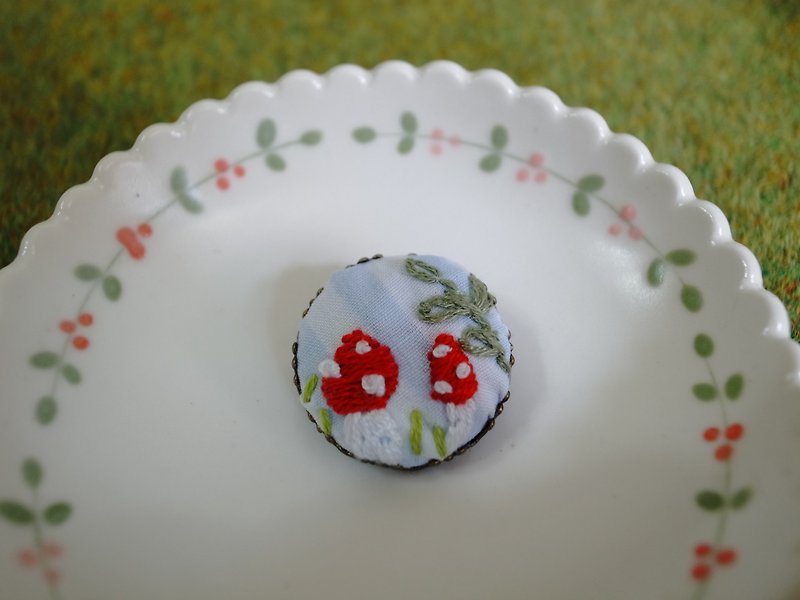 "Sewing Time Series" small mushroom embroidery brooch - Brooches - Other Materials Red