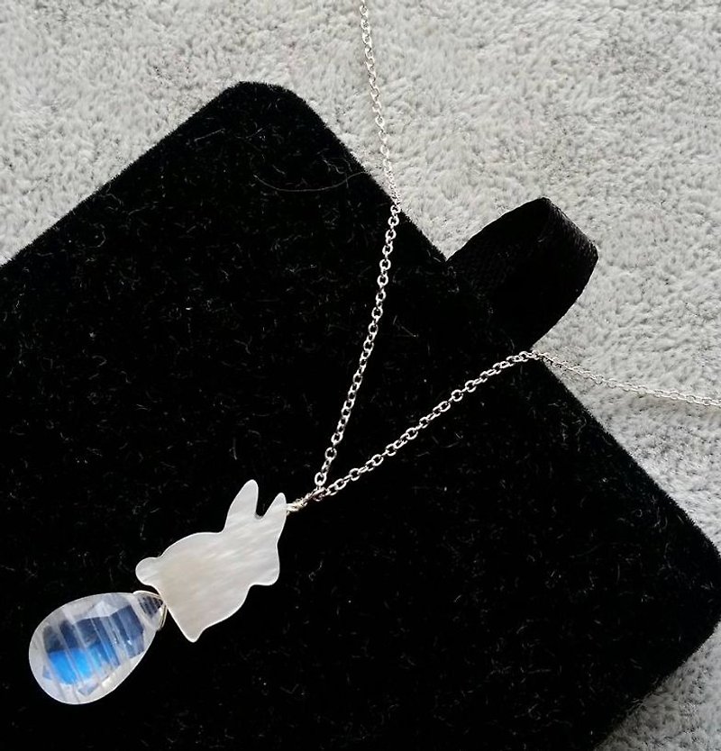 Stone number R1 ~Fritillary white rabbit plus faceted glass body strong light moon Stone sterling silver clavicle necklace Stone number R1, 12.5MM Moonstone with Lapin shape mother pearl 925 silver necklace - สร้อยคอ - เครื่องเพชรพลอย สีน้ำเงิน