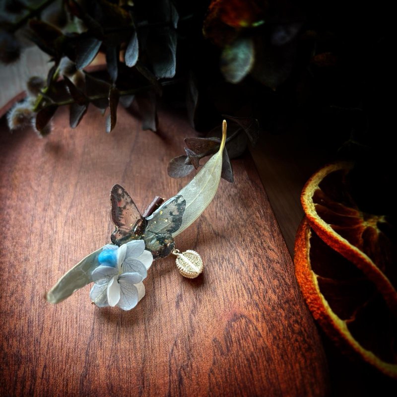 Hydrangea butterfly and leaf brooch - Brooches - Plants & Flowers Green