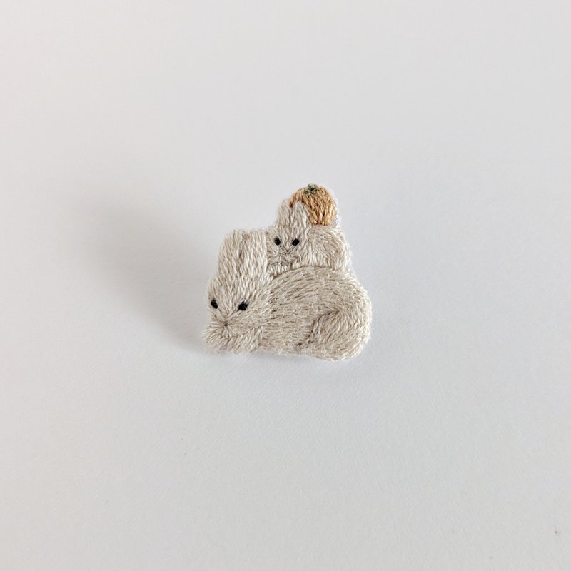 かがみうさもち　刺繍ブローチ - 胸針 - 繡線 白色