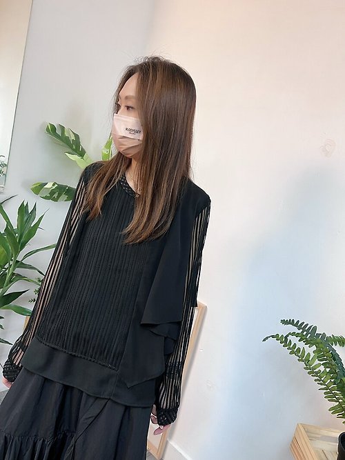 MOD Vertical Line and Ruffle Layer Top 22.171 - Black