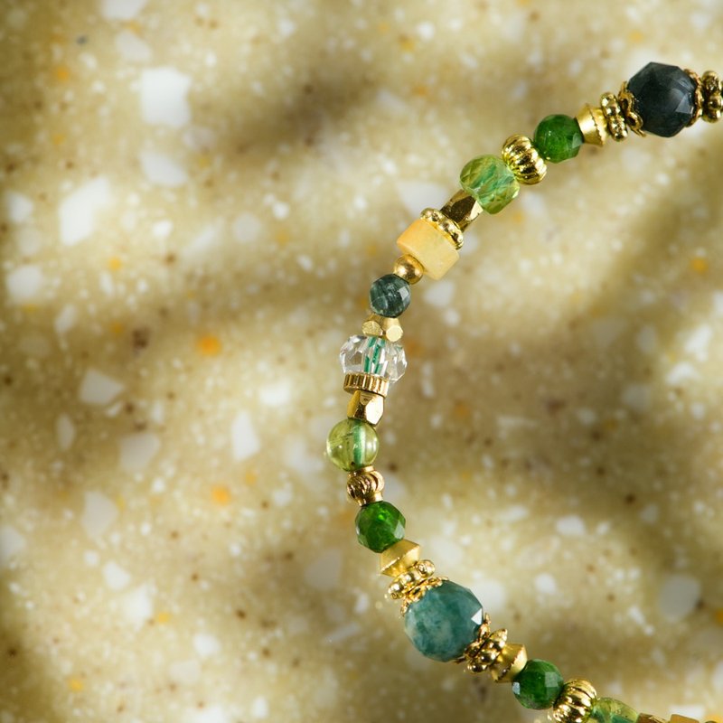 Mountain Playground // C1548 Seaweed Jade Peridot Stone Bracelet - สร้อยข้อมือ - เครื่องเพชรพลอย 