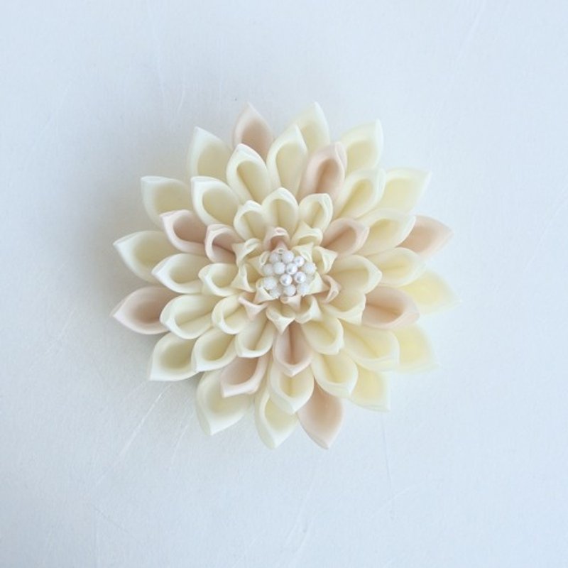 花咲み　ダリアのコサージュ　ブローチ　クリームホワイト　つまみ細工 - 胸花/手腕花 - 棉．麻 白色