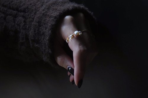 GIN天然珍珠手作飾品 小花生日本珠彈性戒 - 橘琥珀/咖琥珀