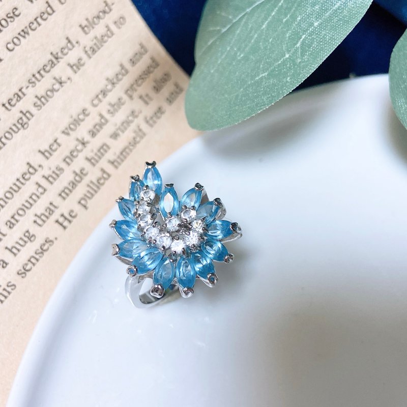 [Western Antique Jewelry] 11 Rare Empty Flower Cluster Glossy Ocean Blue Soft Rhine Diamond Ring - แหวนทั่วไป - เครื่องประดับ สีน้ำเงิน