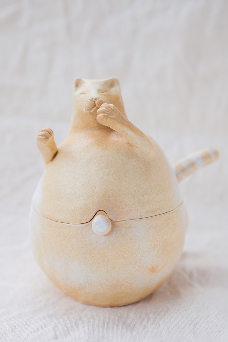 [Rain] hand-made hand Nietao Mania - [protruding navel fat cat] cup lid - ถ้วย - เครื่องลายคราม สีเหลือง