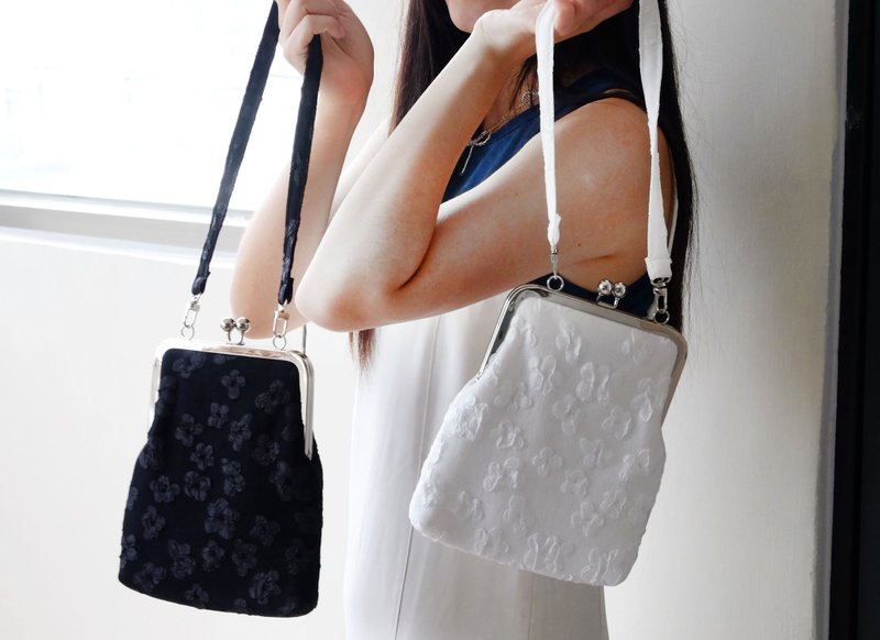 Black/White Mandala Flower Square Kiss Lock Bag - กระเป๋าถือ - ผ้าฝ้าย/ผ้าลินิน 