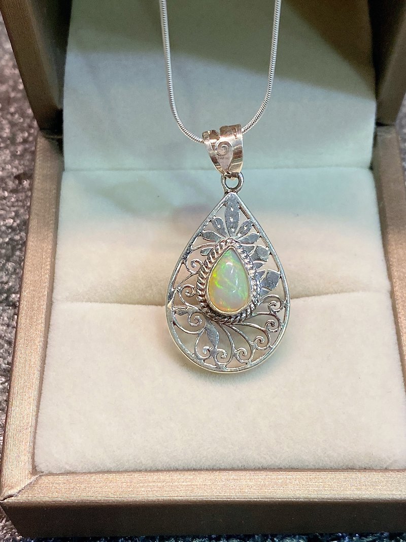 Natural Opal Pendant Flower Good Moon Round Nepal Handmade 925 Sterling Silver - สร้อยคอ - เครื่องเพชรพลอย 