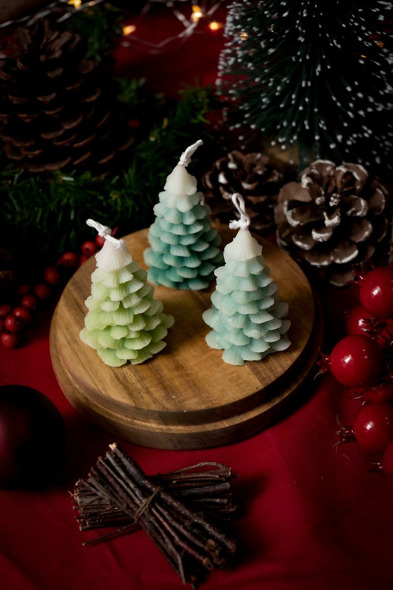 【Customized】Christmas tree scented candle・Natural soy Wax/JUNO Candle - เทียน/เชิงเทียน - ขี้ผึ้ง สีเขียว