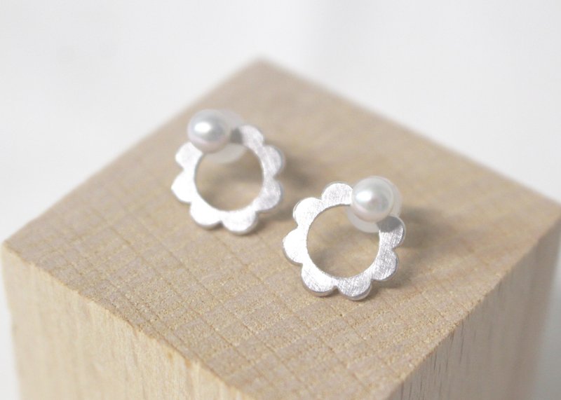 Akoya pearl flower petit pierce Silver color - Earrings & Clip-ons - Gemstone Gray