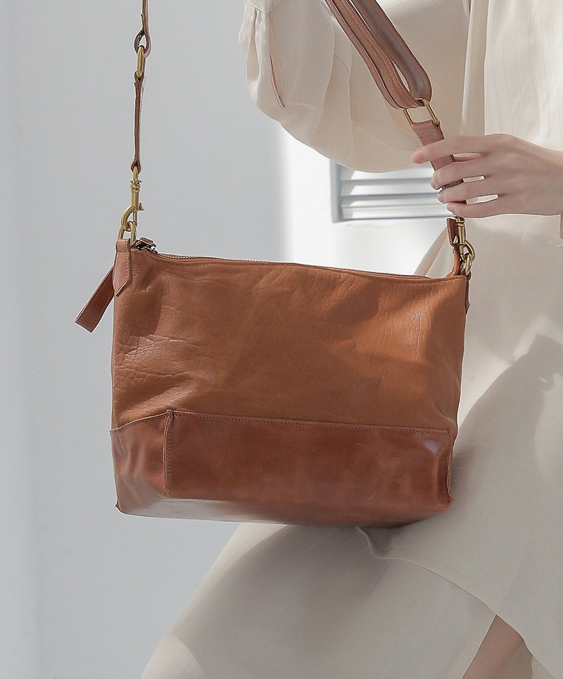 Angled design three-dimensional capacity sheepskin shoulder carry bag brown orange - กระเป๋าแมสเซนเจอร์ - หนังแท้ สีดำ