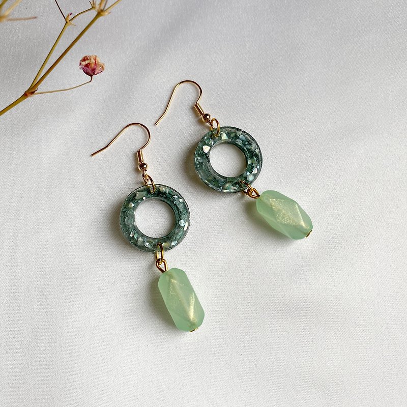 Dark green geometric earring - Earrings & Clip-ons - Resin Green