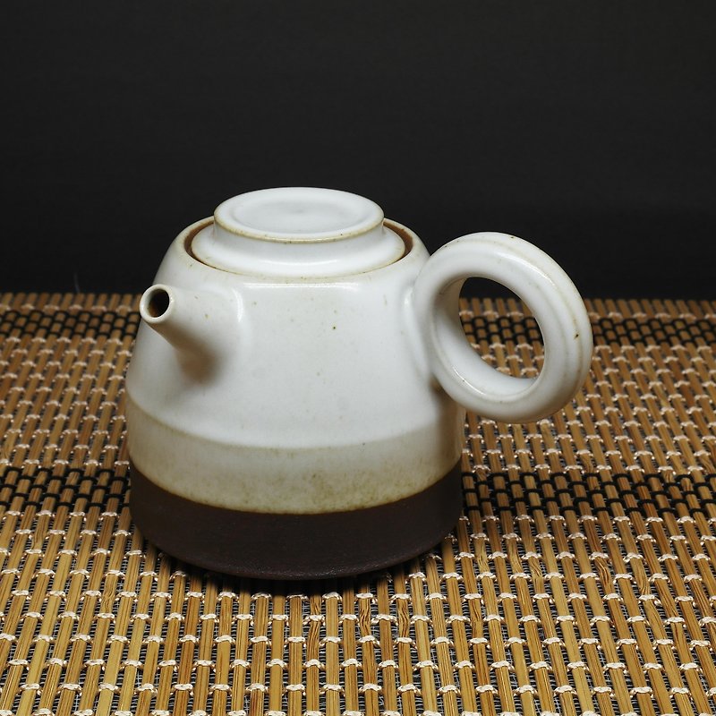 潤白釉砲管嘴桶身環形側把茶壺 手作陶藝 茶道具 - 茶具/茶杯 - 陶 白色
