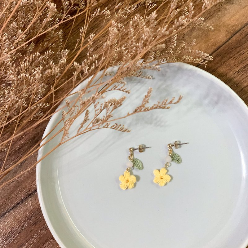 Hand-woven earrings/small yellow flower pendant earrings - Earrings & Clip-ons - Cotton & Hemp Yellow