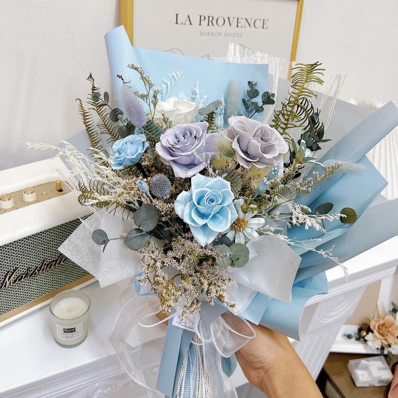 莫蘭迪藍紫色花束 永生花 玫瑰花 生日 求婚 告白 情人節 附提袋 - 乾燥花/永生花 - 植物．花 藍色